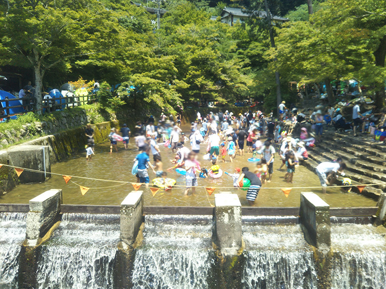 水遊びができる川 愛知県瀬戸市の 岩屋堂公園 瀬戸市の住みやすさを紹介 住む街なび