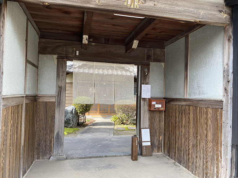 西尾市の古民家カフェ 冬夏青青 トウカセイセイ の癒し空間でいただく 固めプリンと美しいソーダ水 西尾市の住みやすさを紹介 住む街なび