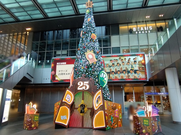 jrgatetower-christmastree-2025-4.jpg