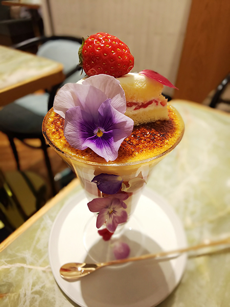 いちごのショートケーキが乗ったブリュレパフェ は1 29まで 名古屋栄三越3階にある Bistrocafe The Flower Table 中区の住みやすさを紹介 住む街なび