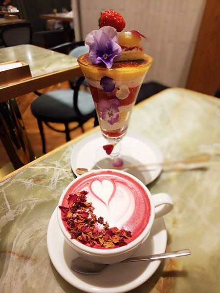 いちごのショートケーキが乗ったブリュレパフェ は1 29まで 名古屋栄三越3階にある Bistrocafe The Flower Table 名古屋市中区の住みやすさを紹介 住む街なび