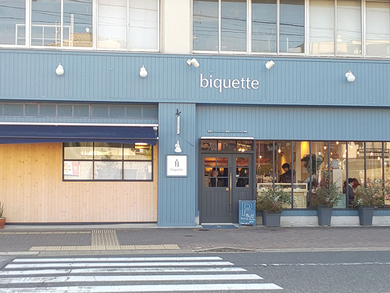 千種区 吹上のタルトが美味しい洋菓子店 Biquette ビケット はイートインもおすすめ 青い食器がおしゃれ です 千種区の住みやすさを紹介 住む街なび