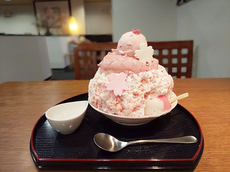 桜が満開 春らしいピンクの桜かき氷 栄にある 古今茶屋 は一年中かき氷が食べられて しかもメニューが豊富です 中区の住みやすさを紹介 住む街なび