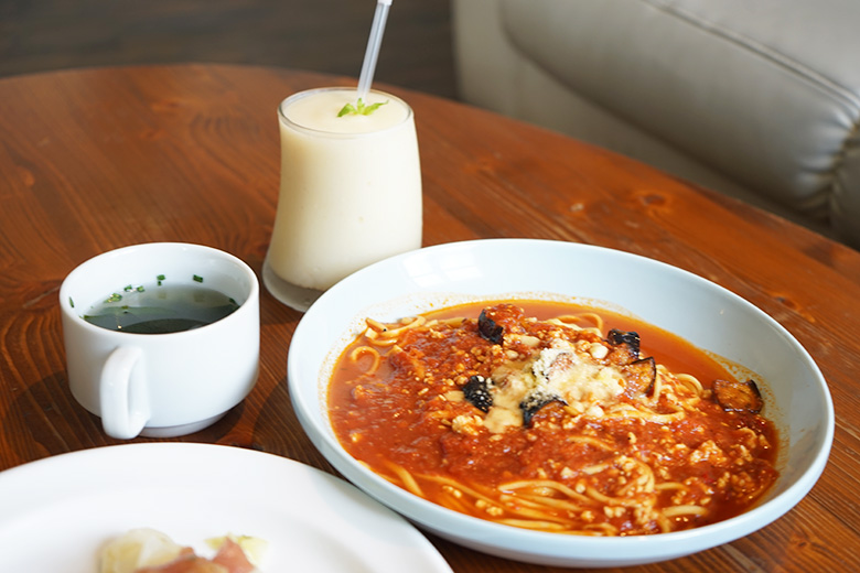 ランチもディナーも 鶴舞の高架下にある Pipin Cafe ピピンカフェ はメニューが豊富 パティシエ特製のスイーツもおすすめです 名古屋市中区の住みやすさを紹介 住む街なび