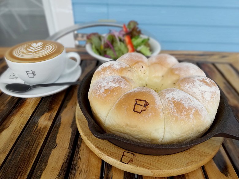 熱田区にある川沿いカフェ「THE CUPS HARBOR CAFE（ザカップスハーバーカフェ）」はウッドデッキのテラス席でお洒落な時間を過ごせます♪