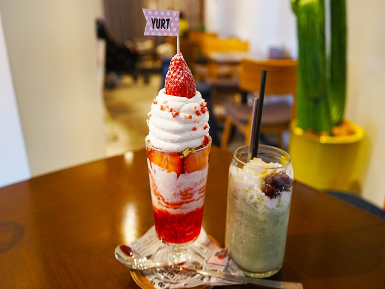 大名古屋ビルヂング２Ｆにあるおしゃれなカフェ「ＹＵＲＴ（ユルト）」では、写真映えする6段の本格的パンケーキをはじめ、美味しいランチやデザートも楽しめます。