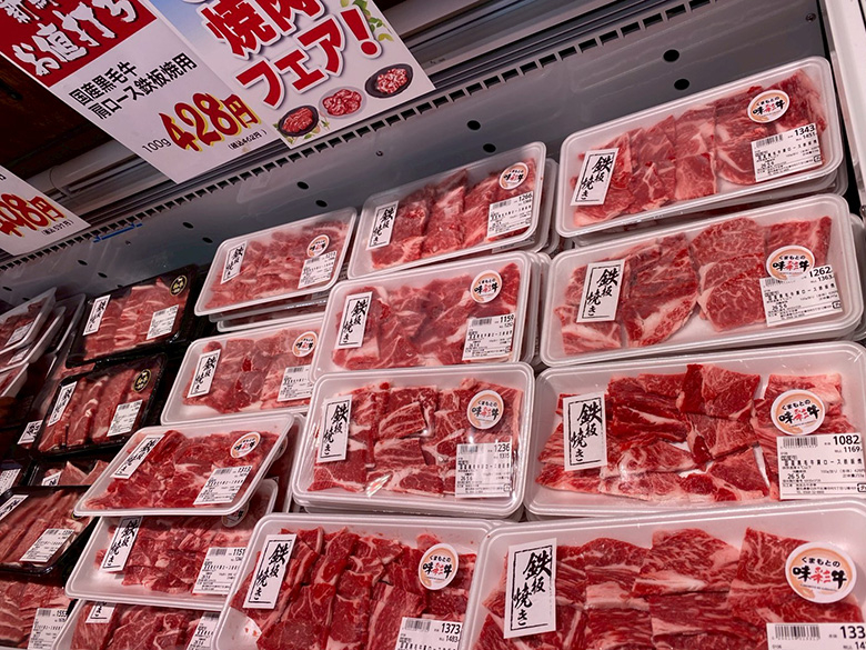 金・土・日曜営業の「あみやき亭の直売所」へ!牛脂を使った絶品焼きそばが無料で味わえる