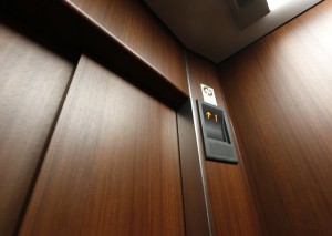 街中のビーチハウス1-2エレベーター