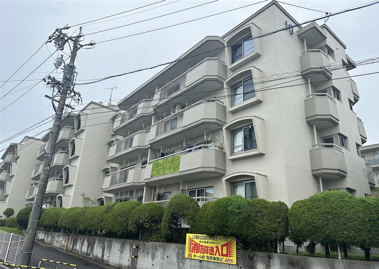 本地ヶ原住宅１０棟　４０４号室の外観