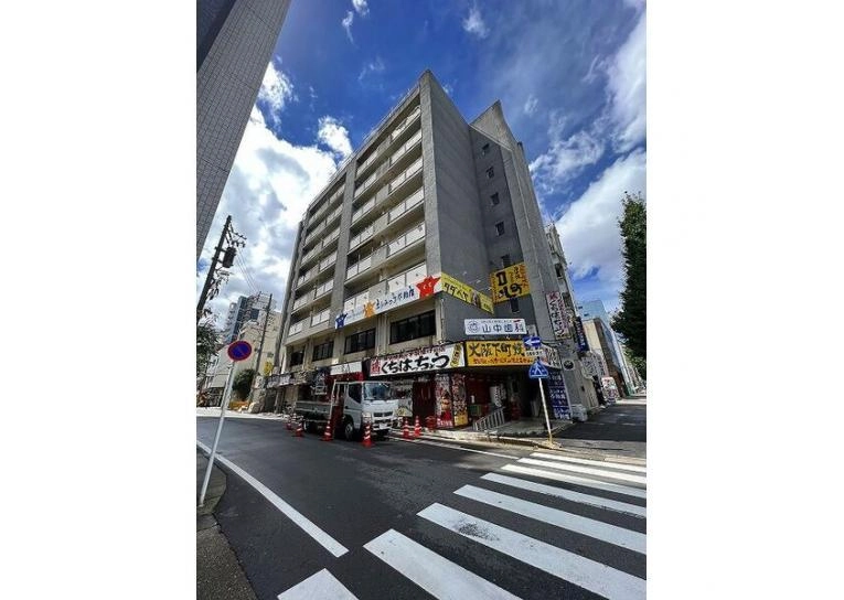 万長ビルの外観