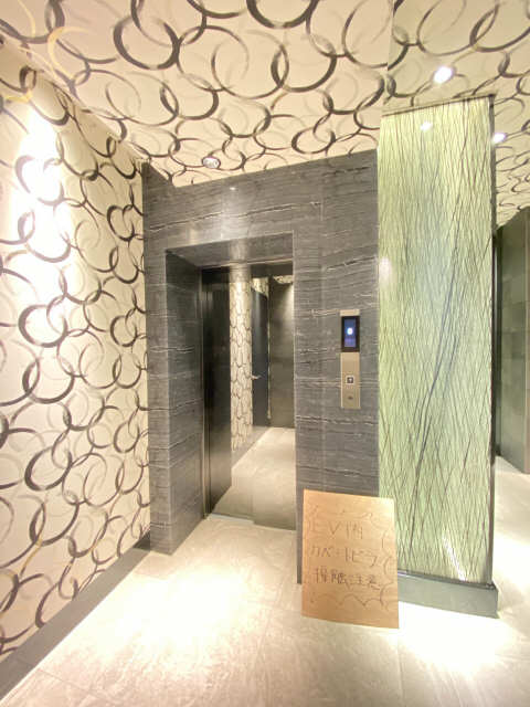 エレベーター前