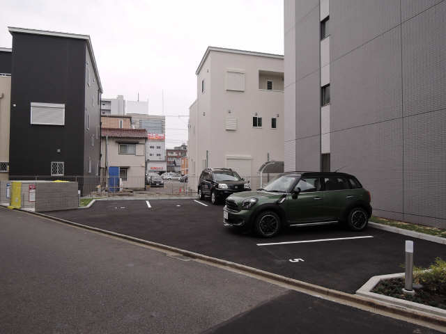 セローム亀島 駐車場