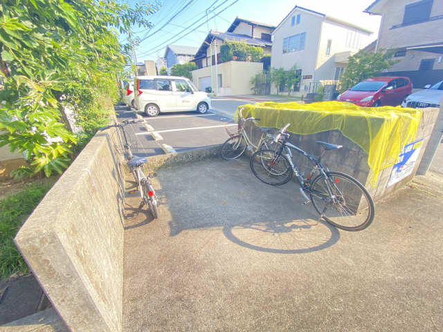 ドミール東山 2階 駐輪場