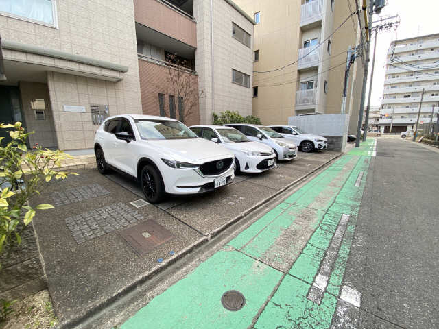 カステリヨンハウス 1階 駐車場