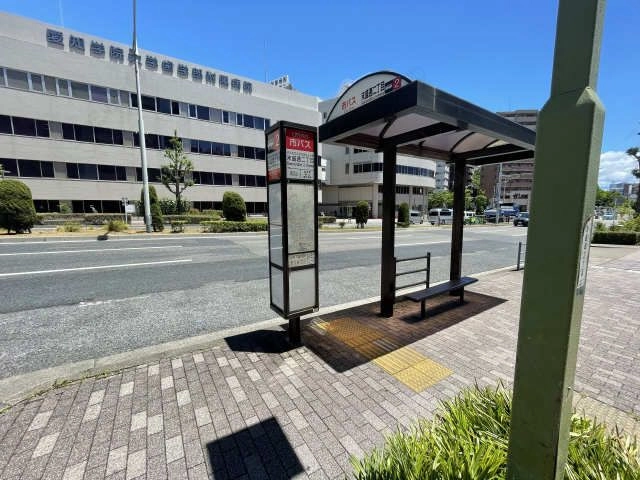 目の前にバス停があります。