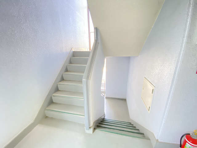 ファミール藤 2階 階段
