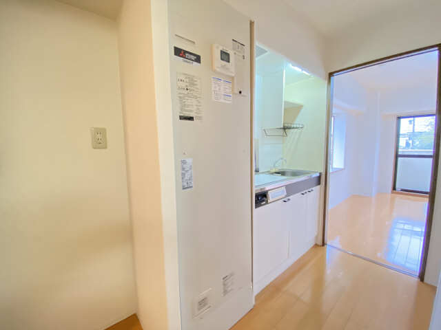 電��気温水器