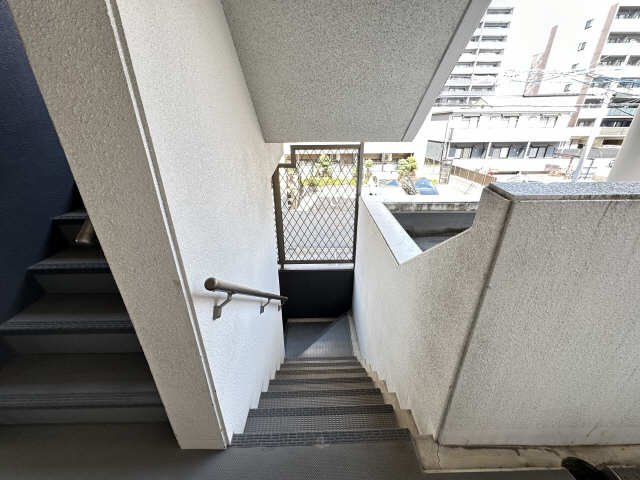 エルミタージュ桜山 6階 階段