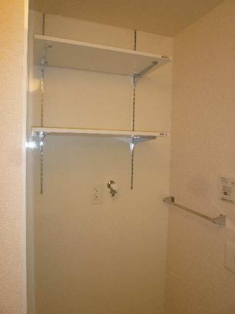洗濯機置場の上