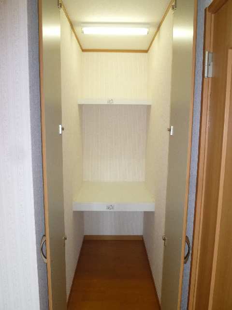２階西洋間収納