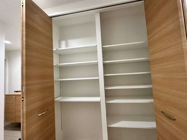 １階階段横収納