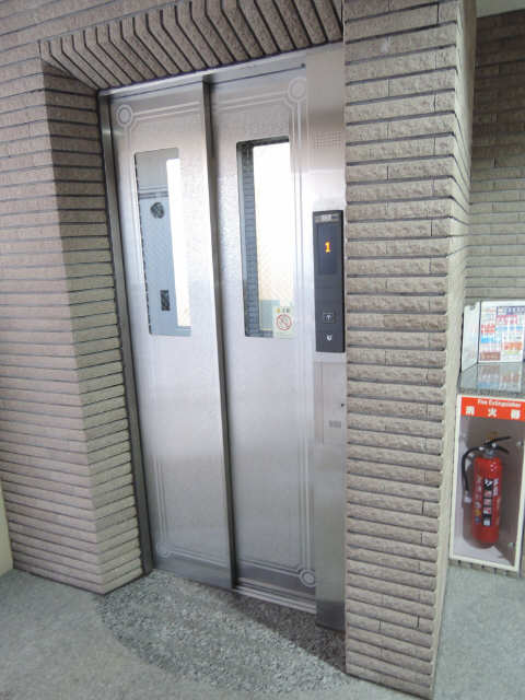 ファミーユ柳原 1階 エレベーター