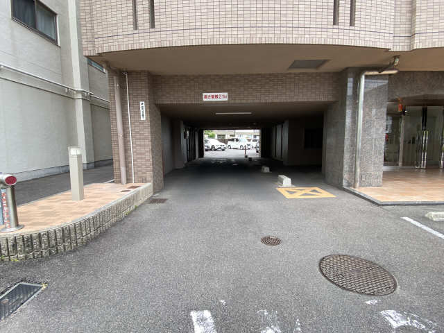 中日マンション上飯田 6階 駐車場入り口