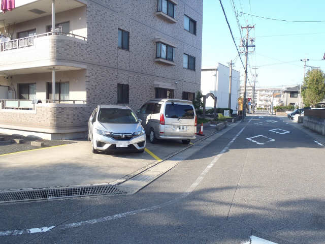 グレイシャス楠西 3階 駐車場