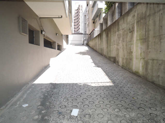 地下駐車場スロープ