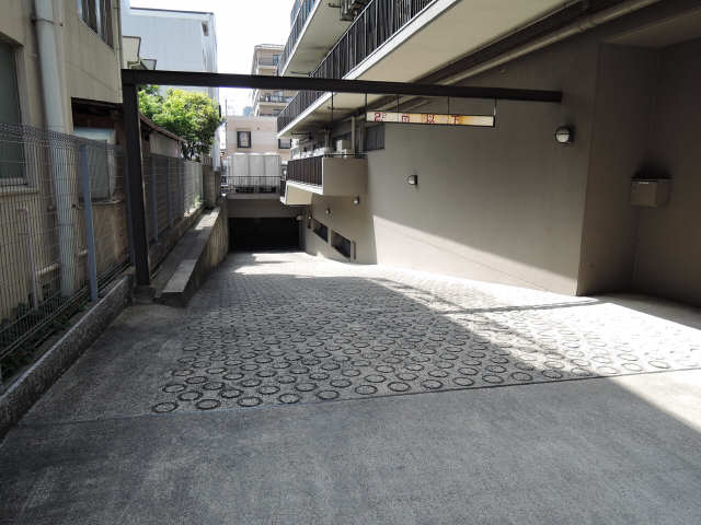 地下駐車場スロープ