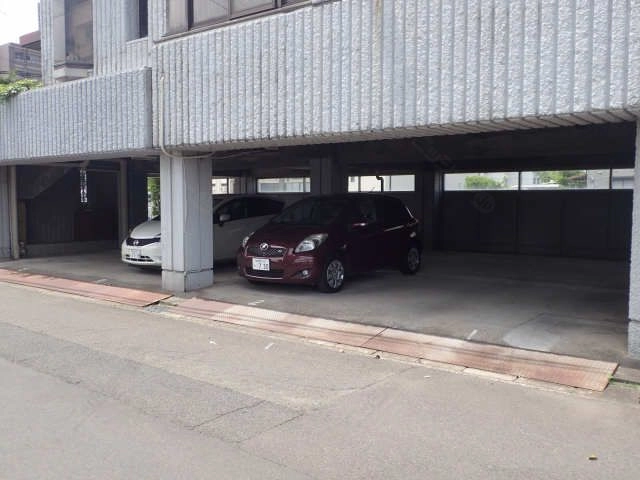 敷地外屋根付駐車場