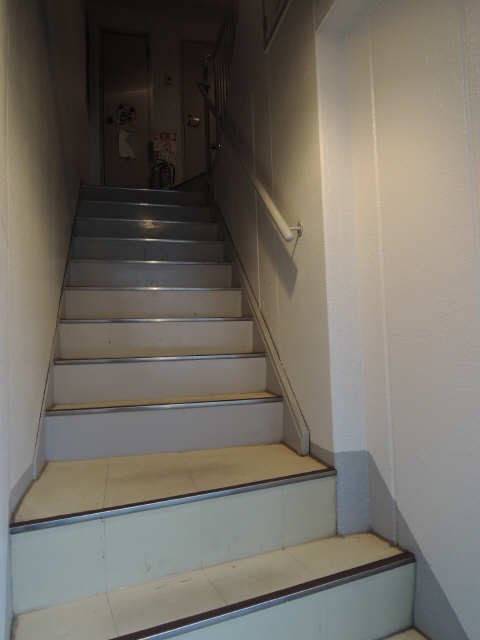 ワラヤビル 2階 階段