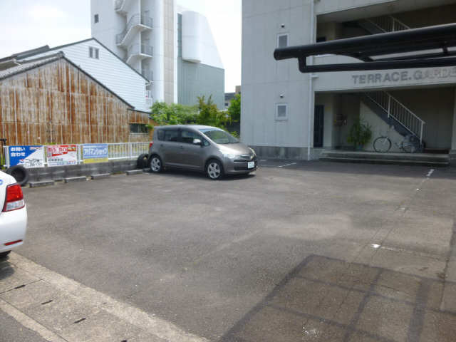 ＴＥＲＲＡＣＥ・ＧＡＲＤＥＮ 1階 駐車場