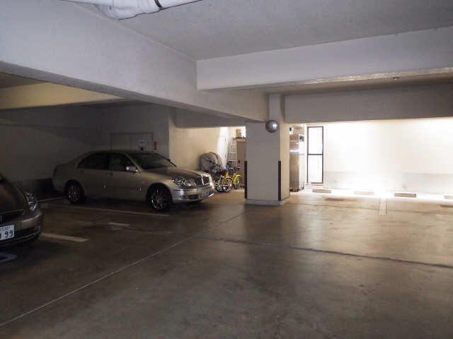 イーストアサノ 5階 駐車場