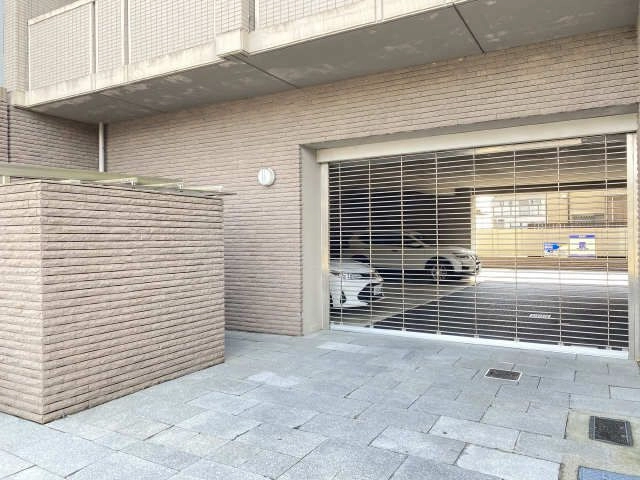 電動シャッター付駐車場