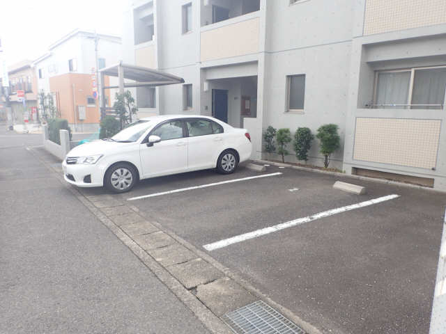 ユーハウス加納南陽町 2階 駐車場