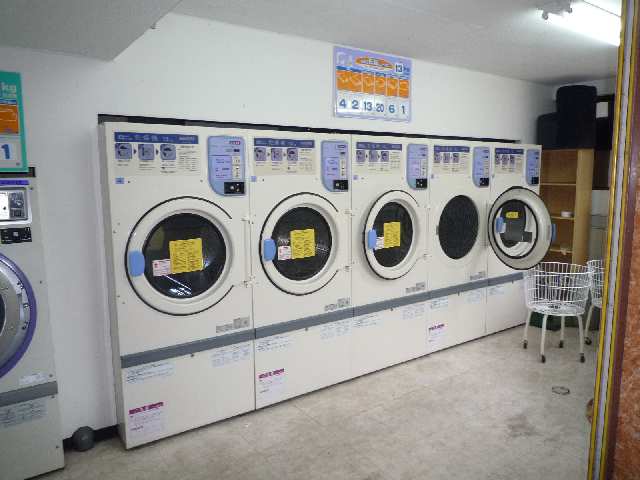 地下コインランドリー