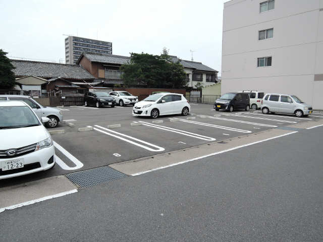 カワセコーポ 4階 駐車場