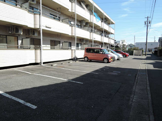 エトランゼ岐阜 1階 駐車場