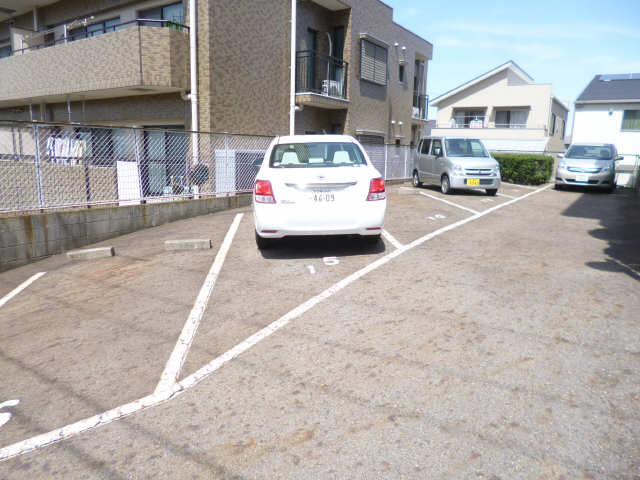 グレース山の手 1階 駐車場