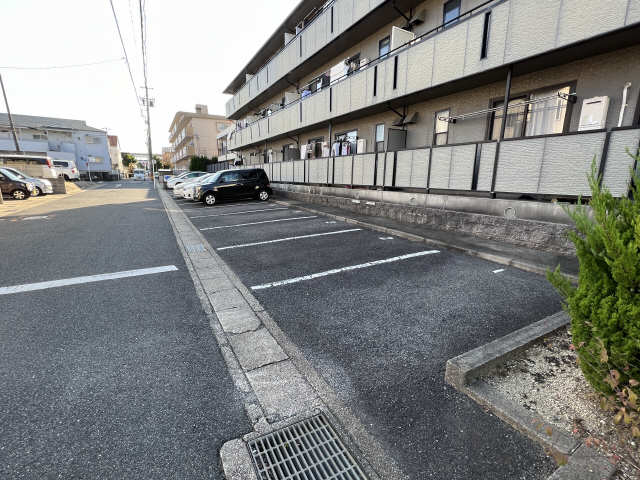 ドミール川本 3階 駐車場