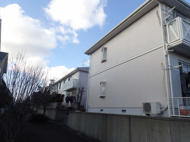 建物南側の遊歩道