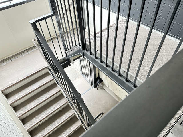 アドザックス桃山Ｆ棟 1階 階段