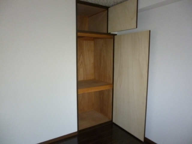 102号室洋間収納