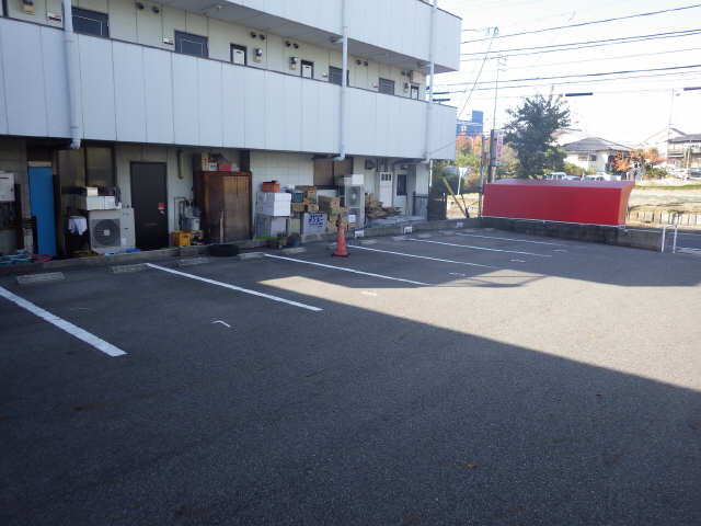 シャトール菅田 3階 駐車場