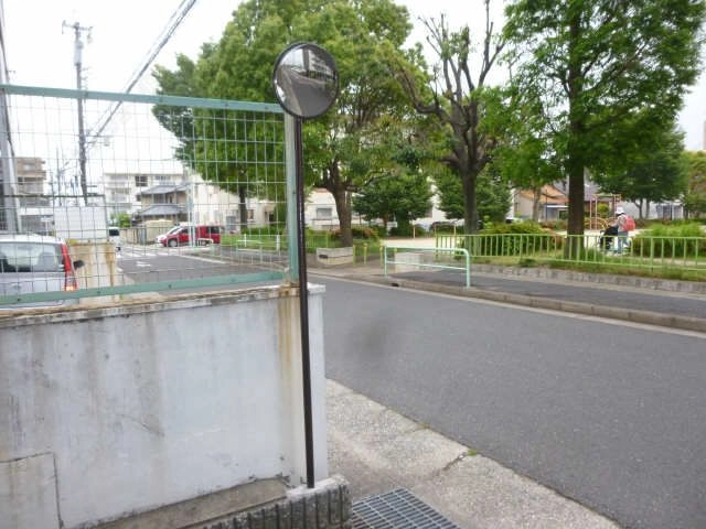 駐車場カーブミラー