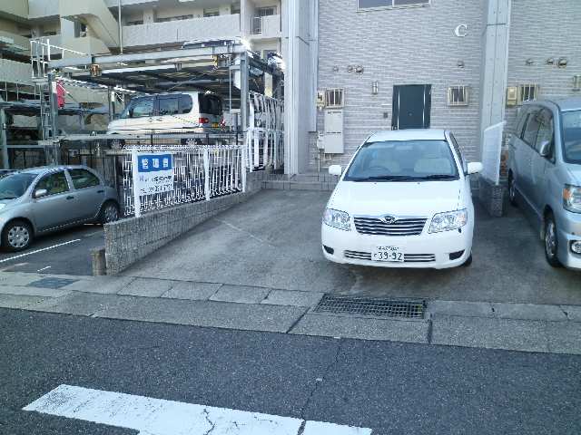 メゾンクレイン  駐車場