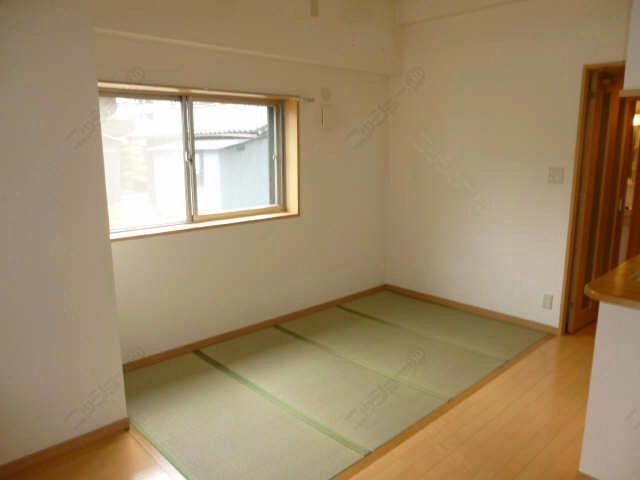 ＬＤＫ内和室（３帖 ）