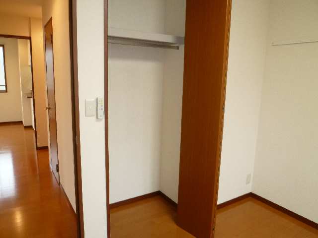 北西洋間収納