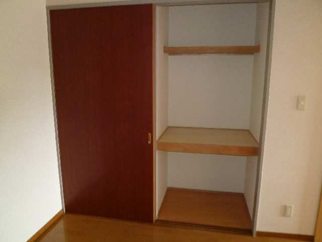 中洋室収納